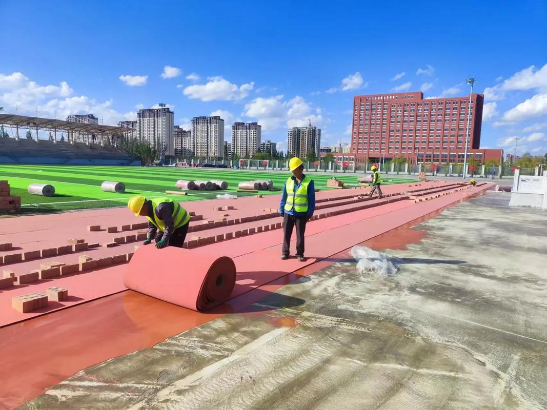 四川成都無縫半預制跑道卷材 塑膠場地預制型跑道卷材的創(chuàng)新應用與優(yōu)勢解析