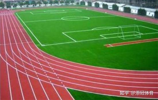 全塑型塑膠跑道施工流程詳解 預制型卷材鋪設指南